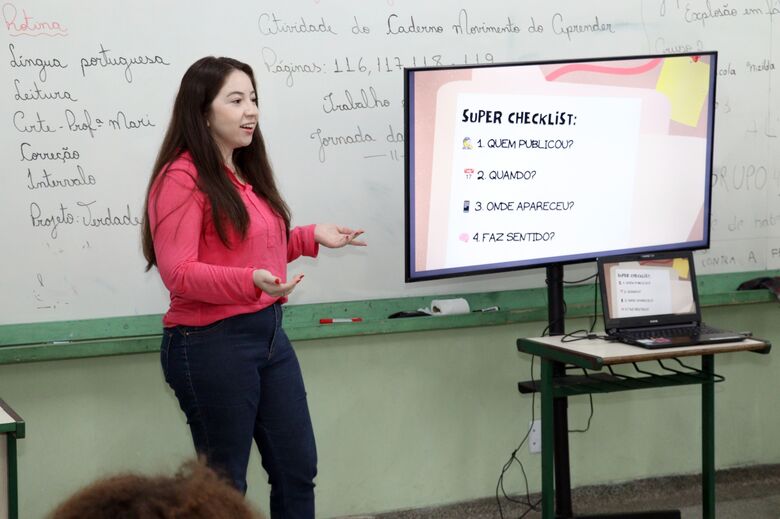 Jornalista Marília Campos conduziu a atividade 'Detetives da Notícia'