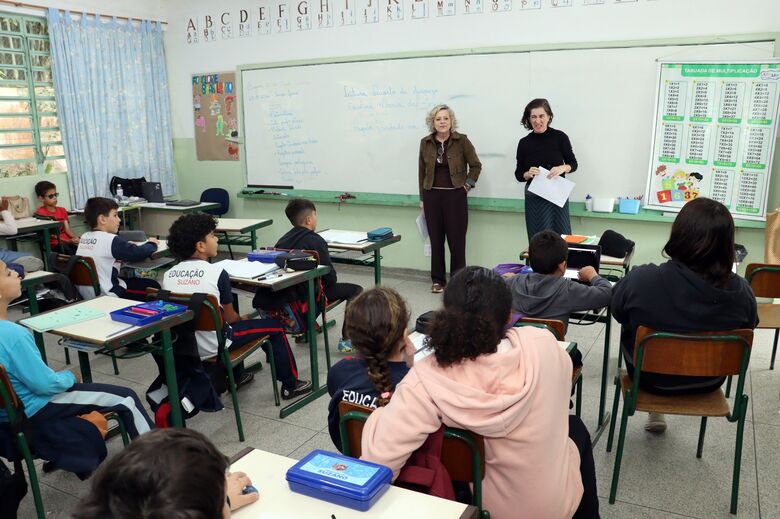 Psicólogas Dulce Ramos e Carolina Jacob conduziram dinâmica com os alunos para estimular reflexão