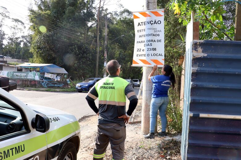 Obras de ampliação de uma galeria de águas pluviais para reduzir os impactos das chuvas no cruzamento da estrada Fazenda Viaduto com a rua Lázaro Rodrigues Lopes, no bairro Jardim Ana Rosa
