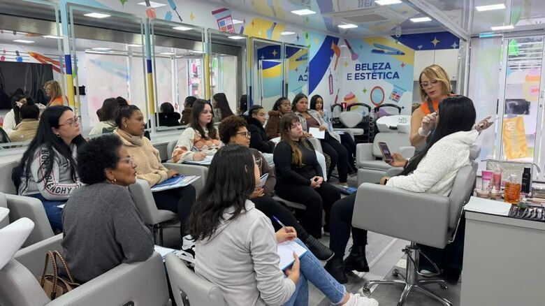 Parceria entre os Fundos Sociais do Estado e do município oferece qualificação profissional gratuita nas áreas de assistente de cabeleireiro e designer de sobrancelhas