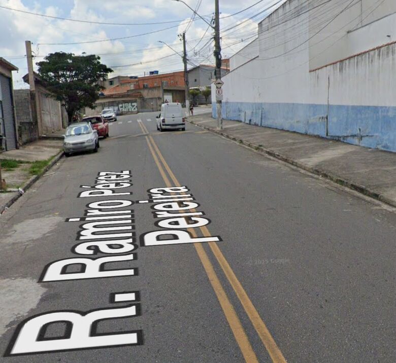  micro-ônibus pegou fogo na Rua Ramiro Pérez Pereira, no Jardim Horto do Ipê