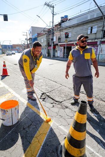 Ações contemplam a renovação das marcações horizontais e Integra o cronograma permanente de manutenção da infraestrutura urbana