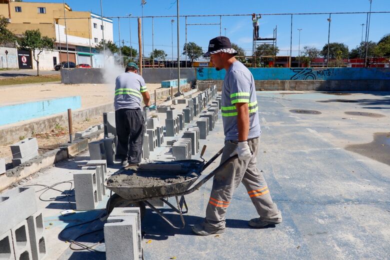 Praça 21 de Abril, no bairro Cidade Boa Vista, passar pelos serviços de revitalização