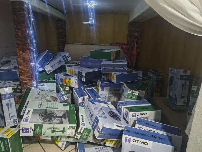 Os veículos, toda a carga, notas fiscais e os celulares dos investigados foram apreendidos