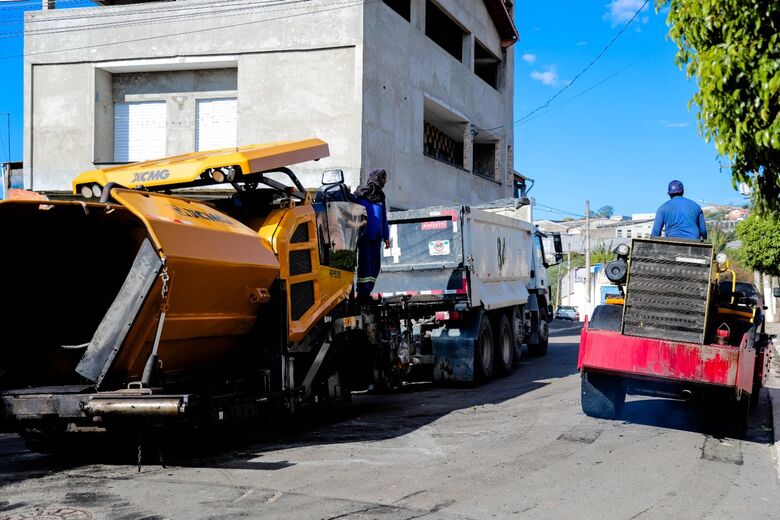 Intervenção melhora a infraestrutura viária e integra o programa de pavimentação de Ferraz
