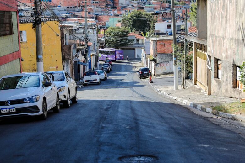 Obra melhora as condições de circulação e integra o programa de pavimentação que avança por diferentes regiões de Ferraz