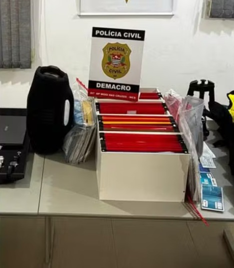 Foram recolhidos cinco celulares, um notebook, uma televisão, caixas de som, nove coletes salva-vidas, dois relógios de pulso, documentos diversos e panfletos de 