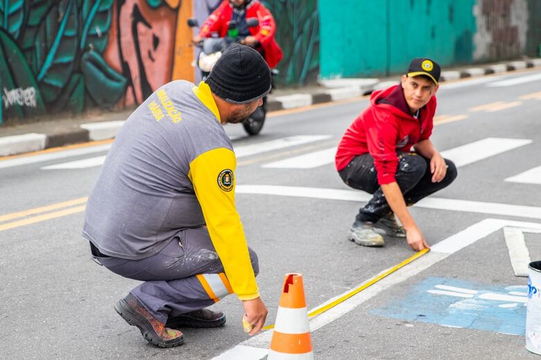 Ações incluem renovação de faixas e marcações horizontais, além da implantação de vagas e placas destinadas a idosos e pessoas com deficiência