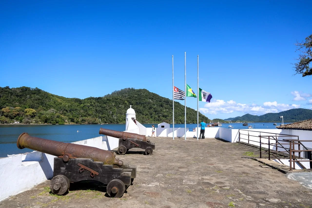 Forte São João, em Bertioga, uma das primeiras fortificações do Brasil 