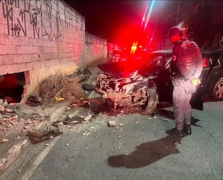 Motorista bêbado foge da polícia, bate o carro e é preso em Ferraz