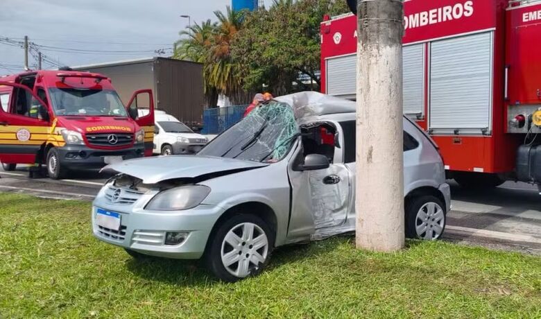 Motorista perde controle do carro e colide com poste em Suzano