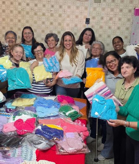 Primeira-dama Flavia Souza recebe doação de peças produzidas por voluntárias da Tricoterapia