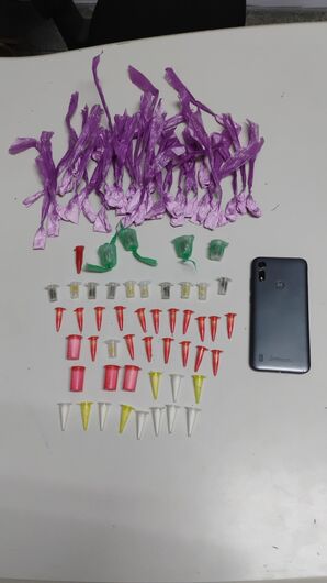 Na sacola abandonada foram encontradas 50 unidades de cocaína, 28 unidades de crack e 10 invólucros de maconha
