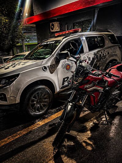 Dupla de adolescentes é apreendida com motocicleta roubada e simulacro de arma em Itaquá