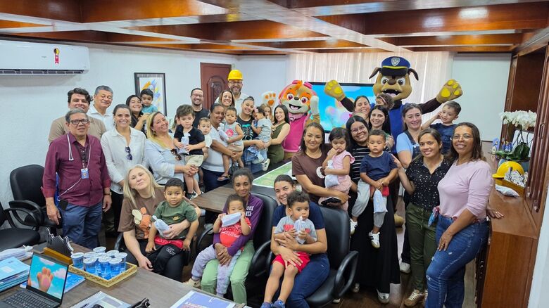 Crianças da rede municipal participam de city tour e visitam o gabinete do prefeito Saulo Souza