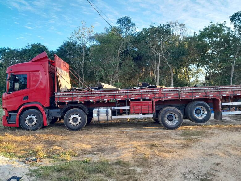 Durante a ocorrência, foi localizado um caminhão Scania/P360, com sinais identificadores relacionados a um roubo ocorrido no mesmo dia, na Marginal Tietê