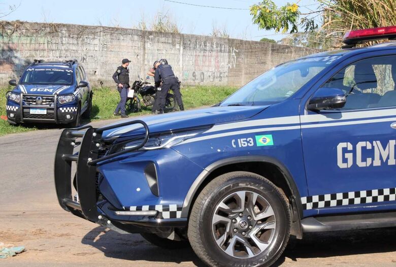 Equipes da GCM de Poá apreenderam mais de 680 porções de drogas em uma área de mata no Jardim São José, entre maconha, cocaína e crack