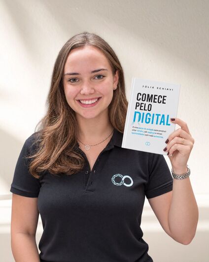 Júlia Schiavi retorna ao Brasil com novo projeto sobre posicionamento e futuro digital