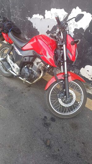 Ação policial teve início após uma equipe em patrulhamento ser procurada pela vítima, um homem de 63 anos, que relatou ter sido assaltado por dois homens em uma moto vermelha