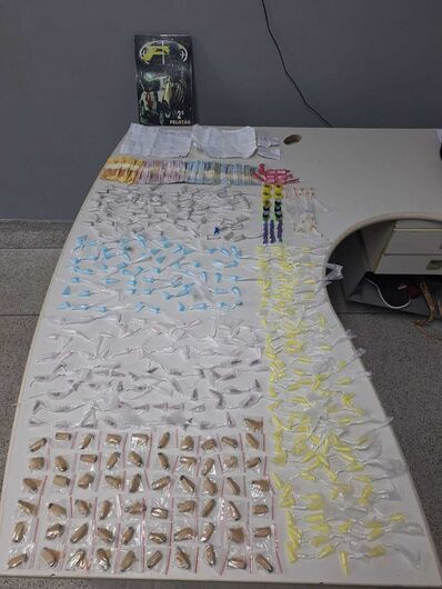 Foram apreendidos 126 invólucros de maconha, 163 eppendorfs de cocaína e 152 eppendorfs de crack