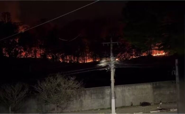 Fogo atinge área de vegetação próxima ao Parque Cidade Natureza em Arujá