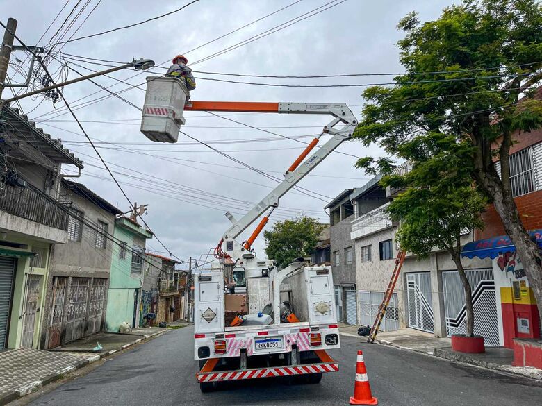 Serviços Urbanos realiza instalação de LED na Rua Ezequiel Silva Branco
