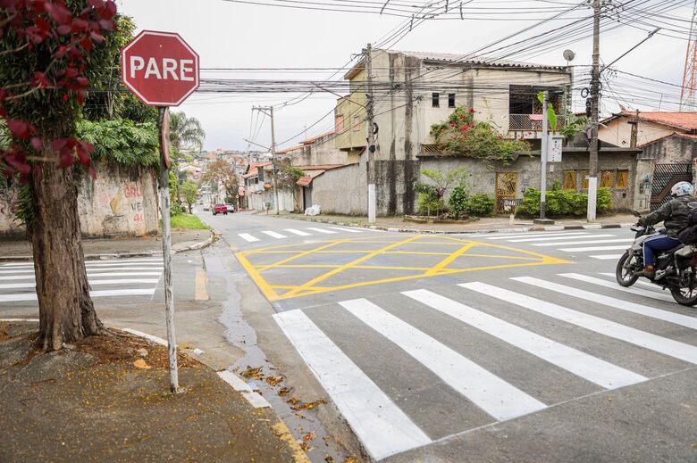 Ferraz promove mudanças no sentido de vias para melhorar circulação e segurança no trânsito