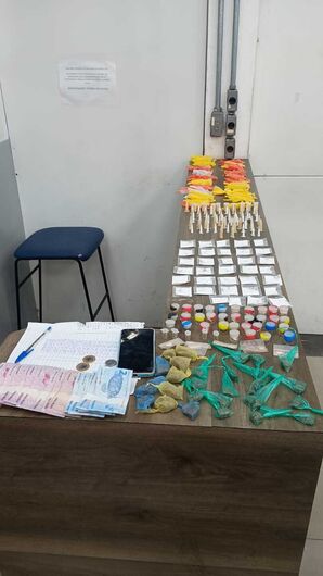 Na sacola dispensada durante a fuga, os policiais encontraram 157,80 gramas de maconha, 153,70 g de cocaína e 0,91 g de crack