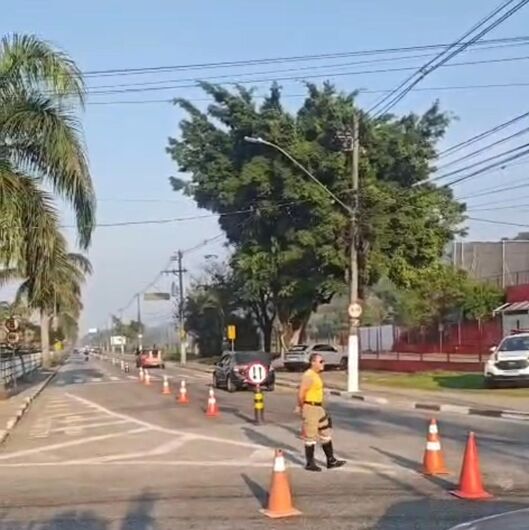 Trânsito de Arujá realiza Operação Canalização de Tráfego na Avenida Mário Covas