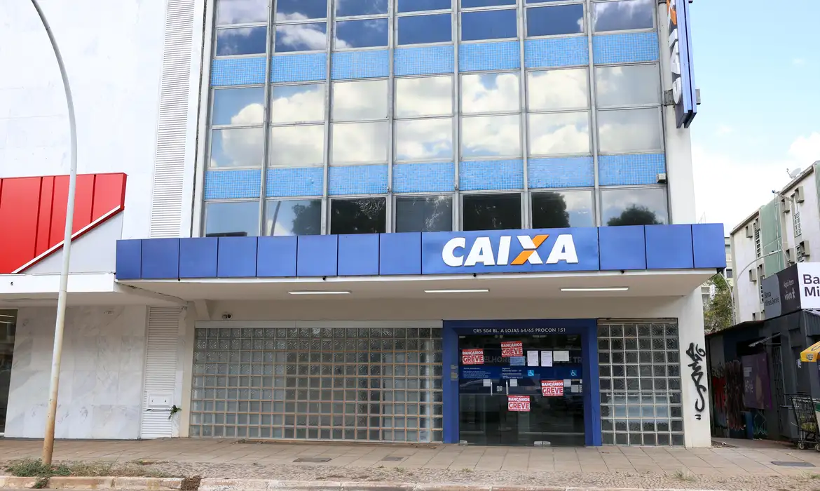 Em greve há uma semana, os empregados da Caixa Econômica Federal devem decidir na próxima segunda-feira (21) se retornam às atividades ou mantêm a paralisação
