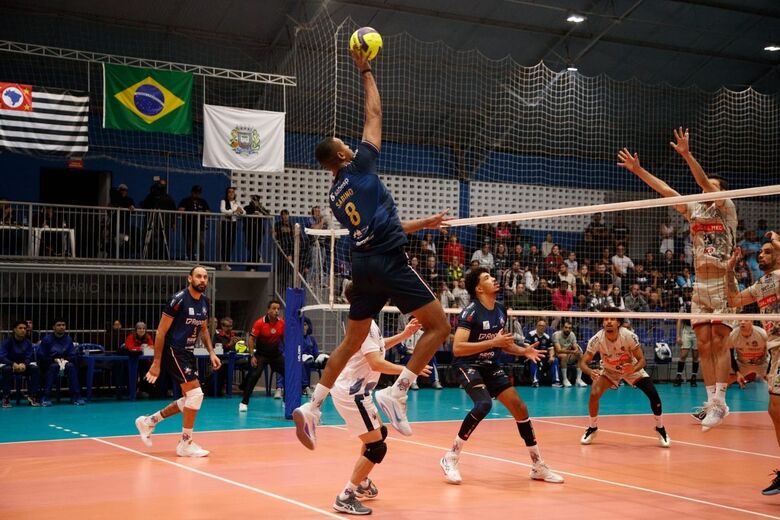 Suzano Vôlei vence Itaquá em Guararema e garante vaga na semifinal do Paulista