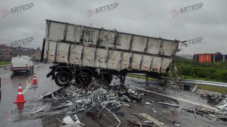 Com o impacto, o cavalo mecânico se desprendeu do restante do conjunto