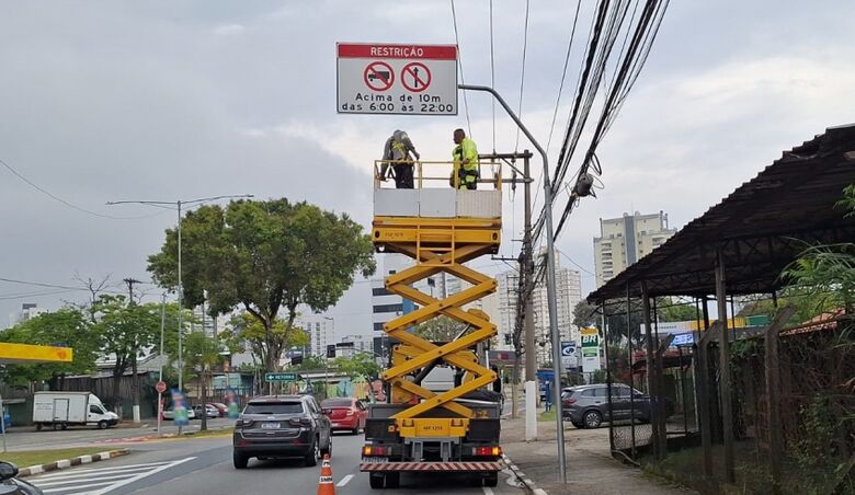 Restrição de caminhões busca melhorar trânsito entre Cezar de Souza e o Centro e no Habibs