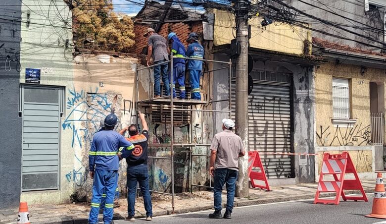 Imóvel em condições de risco na rua Ipiranga é parcialmente demolido