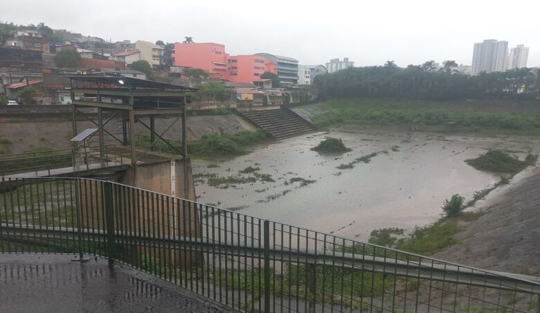 A Prefeitura de Mogi das Cruzes mantém equipes de manutenção atuando em diversas regiões do município para atendimento de demandas causadas pelas chuvas deste final de semana