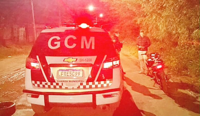 A Guarda Civil Municipal de Mogi das Cruzes prendeu, na noite desta quarta-feira (23/09), dois homens procurados pela Justiça