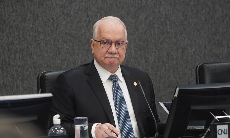 O ministro Edson Fachin, presidente do Supremo Tribunal Federal (STF), aguarda as explicações dos ministros André Mendonça e Alexandre de Moraes, também do Supremo