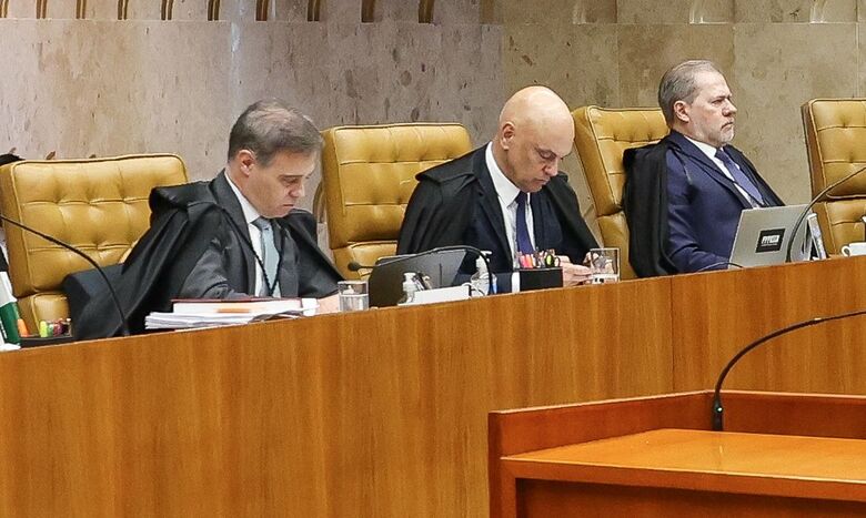 O ministro André Mendonça, do Supremo Tribunal Federal (STF), acusou o também ministro do STF Alexandre de Moraes de cometer ilegalidades ao requisitar relatórios de inteligência da Polícia Federal (PF)