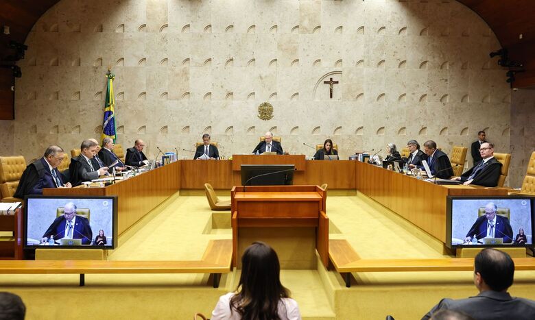 A previsão é de que o julgamento seja retomado às 15h, quando os ministros devem analisar questões deliberadas durante a manhã