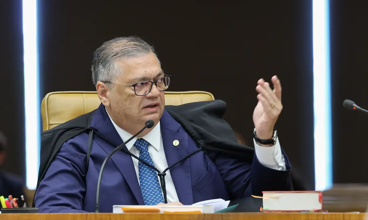 O ministro Flávio Dino, do Supremo Tribunal Federal (STF), pediu vista do julgamento que vai decidir se os casos dos ministros Alexandre de Moraes e André Mendonça devem ser julgados simultaneamente.