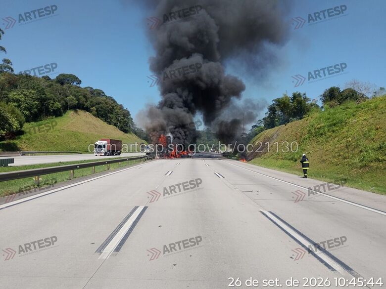 Colisão deixa três feridos e causa incêndio no Rodoanel