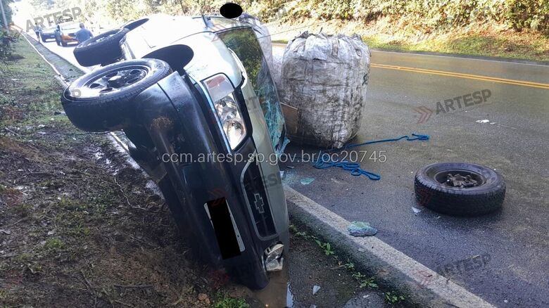 Condutor da caminhonete não conseguiu frear a tempo de evitar o veículo que invadiu a pista, bateu e acabou tombando no canteiro lateral