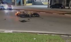 Carro e moto batem no cruzamento de uma avenida em Suzano