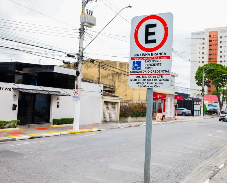 Entre janeiro e agosto, equipe reforçou serviços em mais de cem pontos da cidade, garantindo substituição de placas e revitalizando a pintura do solo