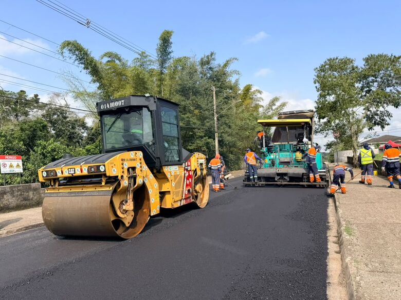 A Prefeitura de Suzano conclui nesta terça-feira (15/09) a aplicação do novo asfalto nas ruas Hiroshi Izumi e Oshigue Mifune, no Jardim das Flores, na região de Palmeiras