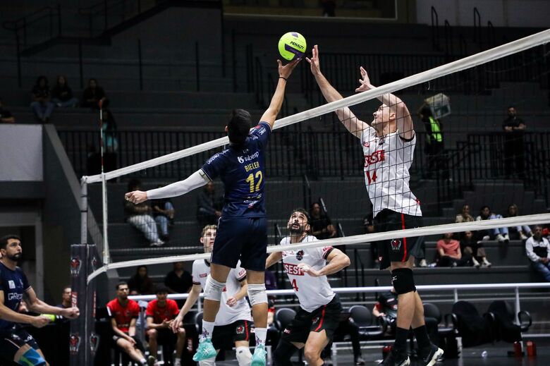 Suzano Vôlei, atual líder do Campeonato Paulista, recebe o Viapol Vôlei de São José dos Campos (SP) na Arena Suzano