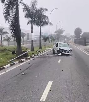 Carro furtado bate contra dois postes e é abandonado na Marginal do Una, em Suzano