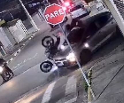 Essa é uma captura de tela do vídeo que mostra o motociclista sendo lançado sobre carro após colisão em Suzano