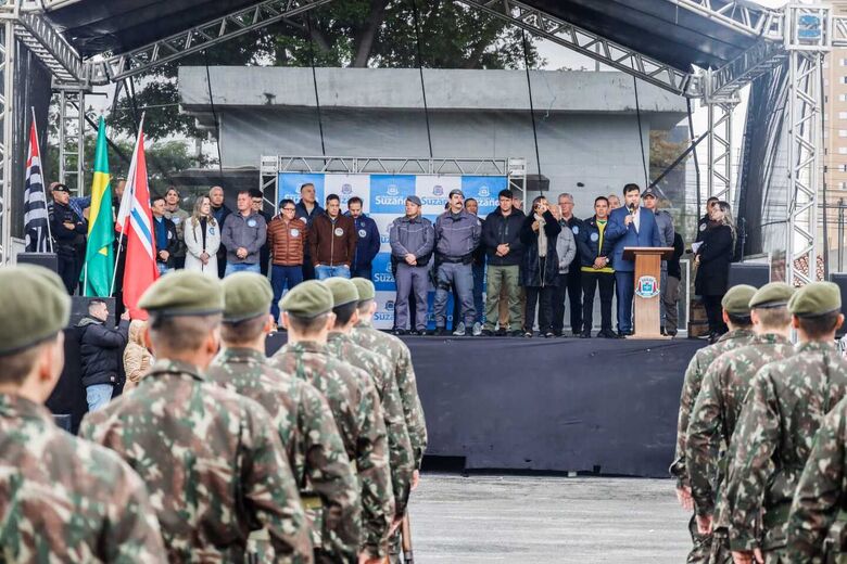 DESFILE CÍVICO Foi aberto pelo prefeito; reuniu autoridades e a população