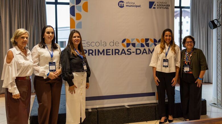 Déborah Ishi esteve em Águas de Lindóia nesta semana, na região de Campinas, para representar Suzano na 1ª Escola de Primeiras-Damas do Estado